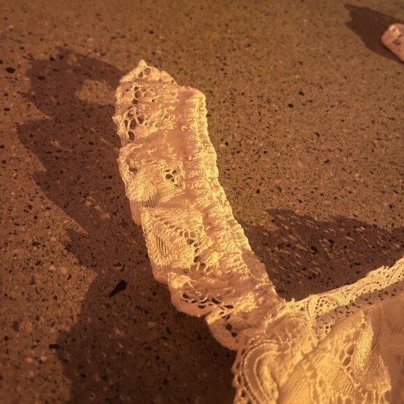 Light yellow lace going out top, size small - Picture 3 of 4